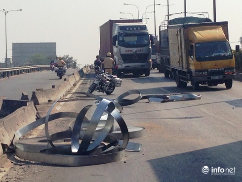 Đang đổ dốc cầu, 3 cuộn sắt nặng hàng chục tấn rơi xuống QL1 húc văng bê tông - ảnh 2