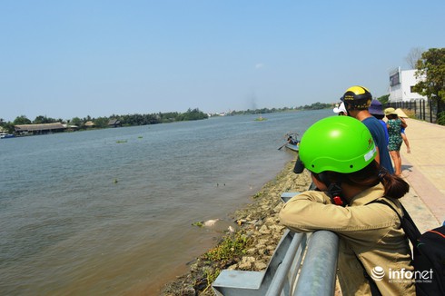 Hoảng hồn phát hiện thi thể người đàn ông trên sông Sài Gòn - ảnh 1