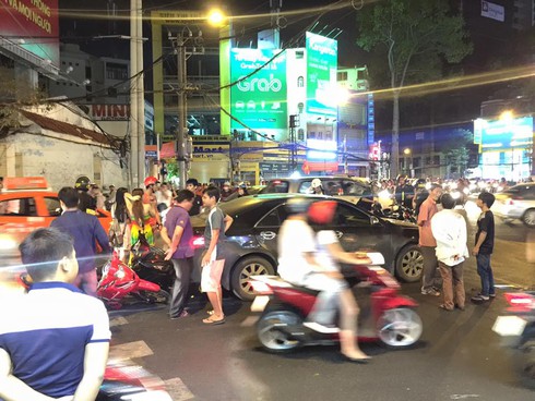 Lùi xe bất cẩn, 2 xe máy bị cuốn vào gầm ô tô Camry ở vòng xoay Dân Chủ - ảnh 2