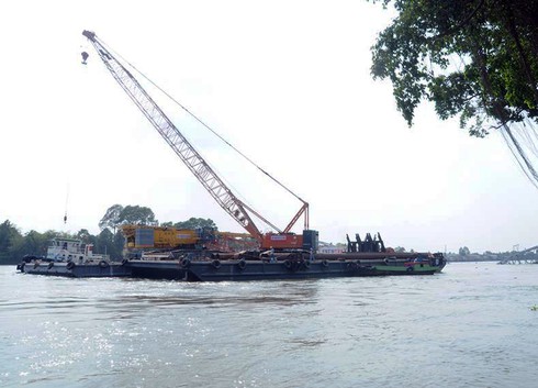 Hai cẩu nổi lớn sẵn sàng cho trục vớt cầu Ghềnh bị sập - ảnh 1