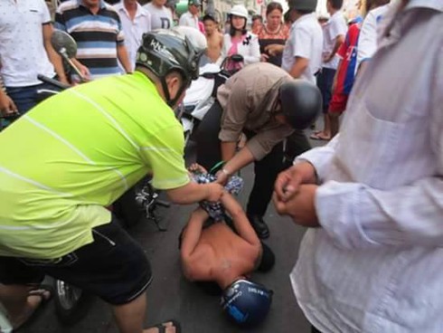 Cô gái truy đuổi, tông thẳng vào xe máy 2 tên cướp Iphone - ảnh 1