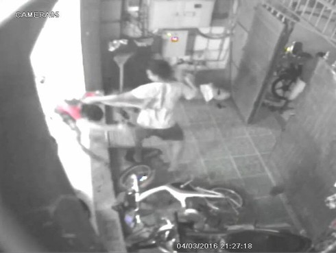 Camera ghi lại cảnh người dân bị chém dã man vì nhắc nhở “tiểu bậy” - ảnh 1