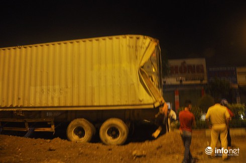 Tông container, xe ben lật ngang đường Trường Chinh trong đêm - ảnh 3