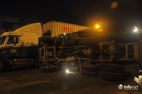 Tông container, xe ben lật ngang đường Trường Chinh trong đêm - ảnh 2