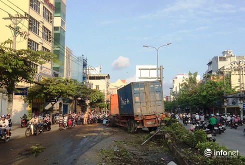 TP.HCM: Xe container tông gãy 3 trụ đèn, cáy nát dải phân cách - ảnh 2