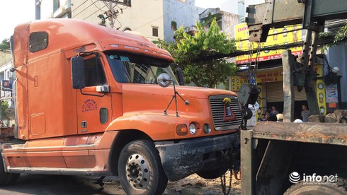 TP.HCM: Xe container tông gãy 3 trụ đèn, cáy nát dải phân cách - ảnh 6