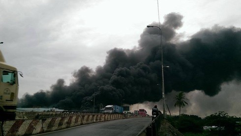 Lửa thiêu rụi 12.000m2 kho thành phẩm và nguyên liệu của công ty nệm Vạn Thành - ảnh 1