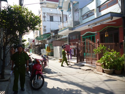 Khu phố náo loạn vì nhóm thanh niên mang dao, kiếm và ném bom xăng - ảnh 2