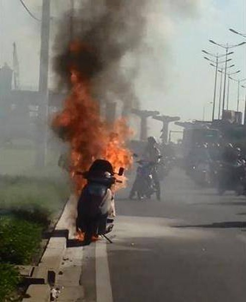 Xe tay ga cháy như đuốc trên Xa lộ Hà Nội - ảnh 1