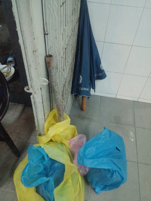 20 côn đồ cầm mã tấu, tuýp sắt xông vào bệnh viện chém gục 2 bệnh nhân - ảnh 1