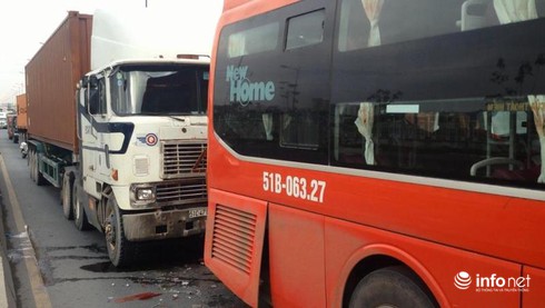 TP.HCM:TNGT ở điểm đen ở làng đại học; xe khách Phương Trang lại gặp nạn - ảnh 1