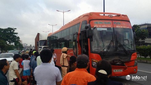 TP.HCM:TNGT ở điểm đen ở làng đại học; xe khách Phương Trang lại gặp nạn - ảnh 2
