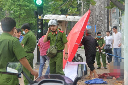 Đang bán vé số, người phụ nữ nôn ra máu nằm gục bên đường - ảnh 1