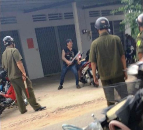 Dùng ma túy, mang mã tấu chém đứt 4 ngón tay bạn trai của vợ cũ - ảnh 1