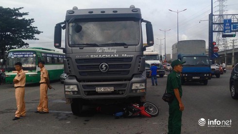 Hai đứa trẻ ngơ ngác bên mẹ khi bố tử vong vì xe ben cán - ảnh 3