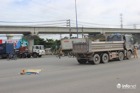 Hai đứa trẻ ngơ ngác bên mẹ khi bố tử vong vì xe ben cán - ảnh 1