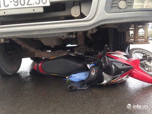 Hai đứa trẻ ngơ ngác bên mẹ khi bố tử vong vì xe ben cán - ảnh 2