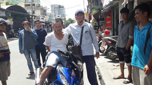 Hiệp sĩ Sài Gòn bắt “nóng” kẻ cướp điện thoại 800 USD của người nước ngoài - ảnh 2