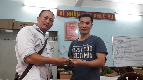 Hiệp sĩ Sài Gòn bắt “nóng” kẻ cướp điện thoại 800 USD của người nước ngoài - ảnh 1