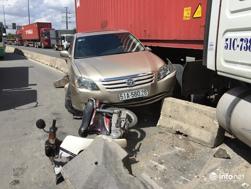 Container húc nhiều xe máy trên Xa lộ Hà Nội - ảnh 2