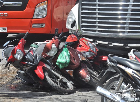 Container húc nhiều xe máy trên Xa lộ Hà Nội - ảnh 1