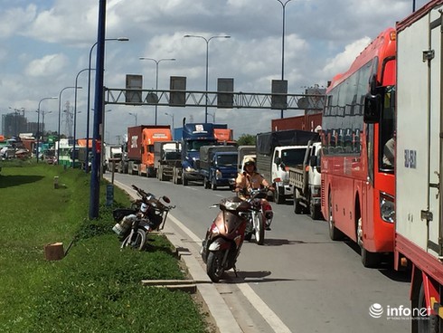 Container húc nhiều xe máy trên Xa lộ Hà Nội - ảnh 4