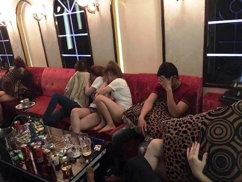 Dân chơi quay cuồng trong ma túy tại quán karaoke - ảnh 1