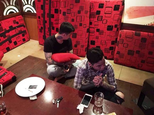 Dân chơi quay cuồng trong ma túy tại quán karaoke - ảnh 2