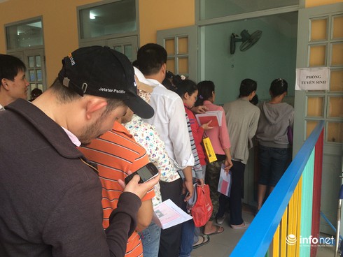 Vì sao phụ huynh phải chờ gần 20h để nộp hồ sơ cho con học? - ảnh 6