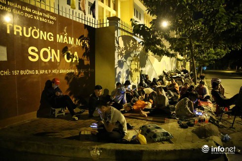 Vì sao phụ huynh phải chờ gần 20h để nộp hồ sơ cho con học? - ảnh 1