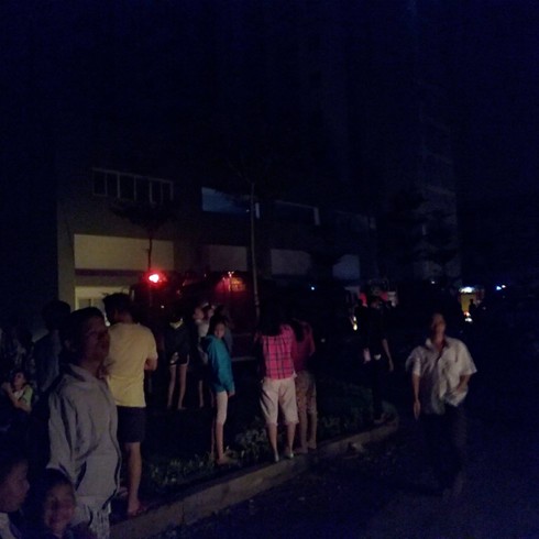 Cháy chung cư, người dân dùng đèn pin rọi xuống dưới để kêu cứu - ảnh 1