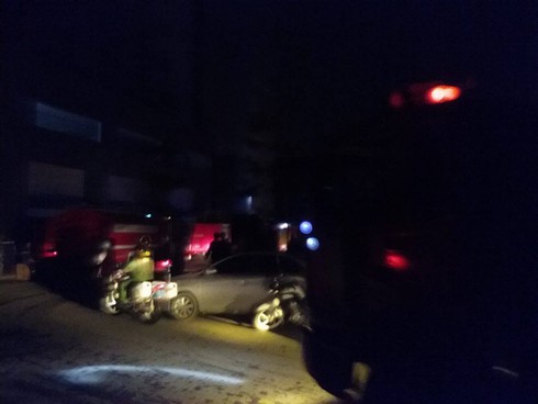 Cháy chung cư, người dân dùng đèn pin rọi xuống dưới để kêu cứu - ảnh 2