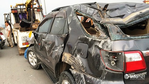 Xe ô tô 7 chỗ lật xoay nhiều vòng rồi húc văng 2 người đi xe máy - ảnh 1