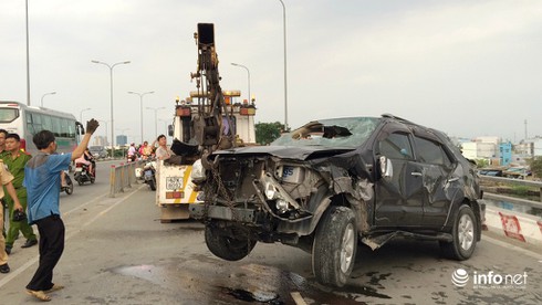 Xe ô tô 7 chỗ lật xoay nhiều vòng rồi húc văng 2 người đi xe máy - ảnh 2