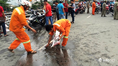 Xe ô tô 7 chỗ lật xoay nhiều vòng rồi húc văng 2 người đi xe máy - ảnh 3