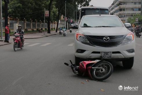 Tai nạn liên hoàn, người phụ nữ bị húc văng xuống đường - ảnh 1