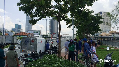 Kinh hoàng phát hiện thi thể nam giới trên kênh Tàu Hủ - ảnh 1