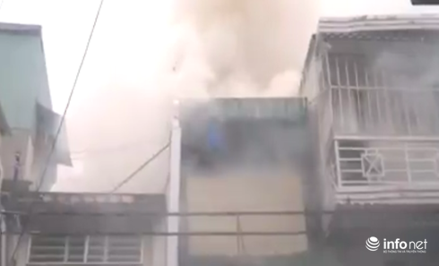 Phá cửa dập lửa, giao thông quanh vụ cháy kẹt cứng - ảnh 1