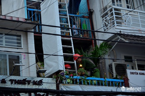 Phá cửa dập lửa, giao thông quanh vụ cháy kẹt cứng - ảnh 2