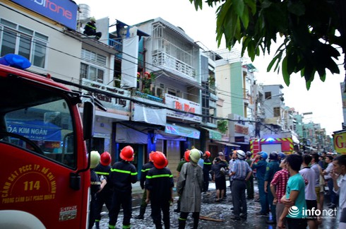 Phá cửa dập lửa, giao thông quanh vụ cháy kẹt cứng - ảnh 3