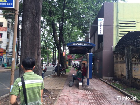 Nữ du khách người Đức bị cướp giật ở trạm xe buýt - ảnh 1