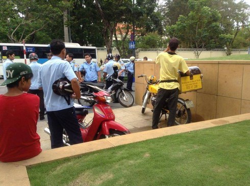 Vụ dân kiện Chủ tịch phường đòi 100 nghìn: Tòa bác đơn, bắt nhà báo xóa ảnh! - ảnh 1