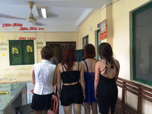 4 đôi nam nữ mua bán dâm bị bắt quả tang - ảnh 1