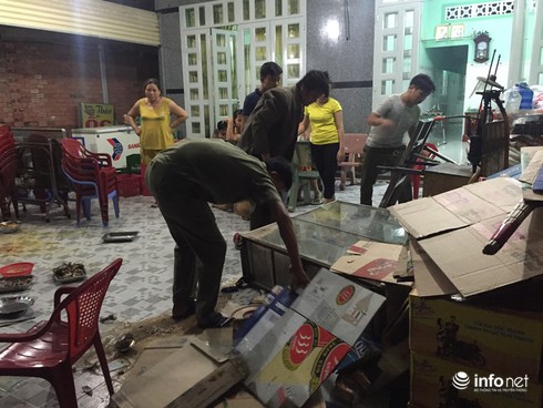 Không đòi được nợ, côn đồ dùng mã tấu phá tan quán nhậu - ảnh 4