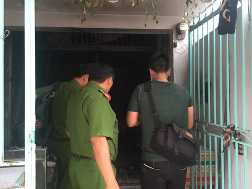 Cứu đôi nam nữ bốc cháy trong căn phòng đầy mùi xăng - ảnh 2