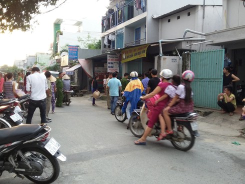 Cứu đôi nam nữ bốc cháy trong căn phòng đầy mùi xăng - ảnh 1