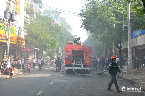 Cháy chợ An Đông, tiểu thương hoảng loạn - ảnh 1