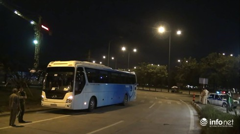 Đêm khuya, người dân đuổi theo chiếc xe khách cán chết người - ảnh 1