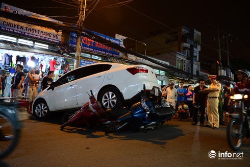 Lùi xe, ô tô cuốn 6 xe máy vào gầm - ảnh 2