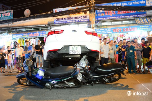 Lùi xe, ô tô cuốn 6 xe máy vào gầm - ảnh 1